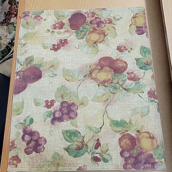 Pacific Rim Grape Plate Embossed Leaves Handpainted + 4 Cloth Placemats - Picture 6 of 9